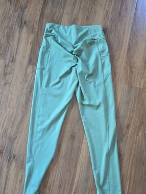 High-Waist Yoga Pants in Sage Green With Scrunch Back